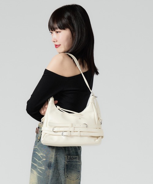 Chick(チック)の「Belted Shoulder Bag / ベルトデザインショルダーバッグ(ショルダーバッグ・レディース・ブラック/アイボリー/レッド/シルバー・FREE)」の16枚目の写真