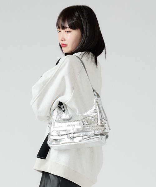 Chick(チック)の「Belted Shoulder Bag / ベルトデザインショルダーバッグ(ショルダーバッグ・レディース・ブラック/アイボリー/レッド/シルバー・FREE)」の22枚目の写真