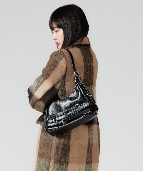 Chick(チック)の「Belted Shoulder Bag / ベルトデザインショルダーバッグ(ショルダーバッグ・レディース・ブラック/アイボリー/レッド/シルバー・FREE)」の18枚目の写真