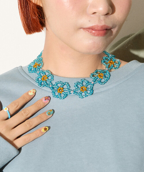 HELLO.SANFRANCISCO（ハローサンフランシスコ）の「【HELLO.SANFRANCISCO】フラワーチョーカーネックレス（ネックレス・レディース・ブルー/ピンク/オレンジ・ONE SIZE）」の2枚目の写真