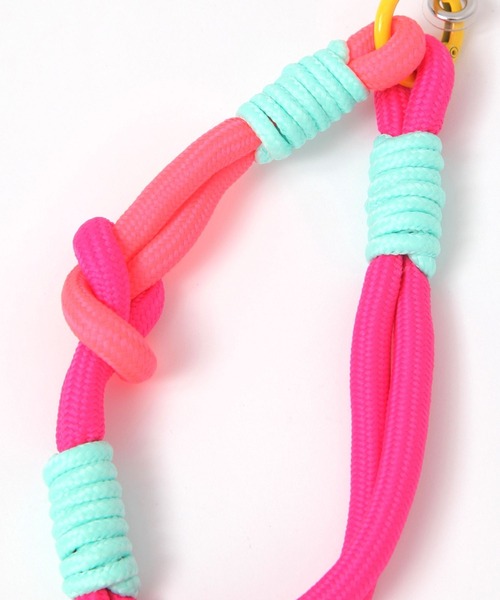 LEPSIM(レプシィム)の「パラコードハンドストラップ 321501(スマホグッズ・レディース・ダークパープル/ブラック/ライトピンク/ホワイト・ONE SIZE)」の6枚目の写真