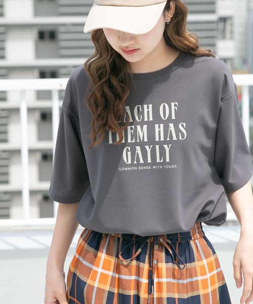 ITEMS URBANRESEARCH（アイテムズ アーバンリサーチ）の「カットジョーゼットロゴTシャツ（Tシャツ/カットソー・レディース・チャコールグレー/ブルー/オフホワイト・FREE）」の2枚目の写真