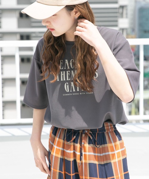ITEMS URBANRESEARCH（アイテムズ アーバンリサーチ）の「カットジョーゼットロゴTシャツ（Tシャツ/カットソー・レディース・チャコールグレー/ブルー/オフホワイト・FREE）」の12枚目の写真