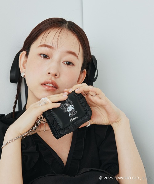sanrio(サンリオ)の「【WEB限定商品】【当店限定】Sanrio characters(サンリオキャラクターズ)チェーン付きマイクロミニ財布 三つ折り フリル財布 / クロミ KU-462(財布・レディース・ブラック・FREE)」の2枚目の写真