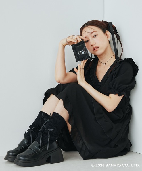 sanrio(サンリオ)の「【WEB限定商品】【当店限定】Sanrio characters(サンリオキャラクターズ)チェーン付きマイクロミニ財布 三つ折り フリル財布 / クロミ KU-462(財布・レディース・ブラック・FREE)」の3枚目の写真