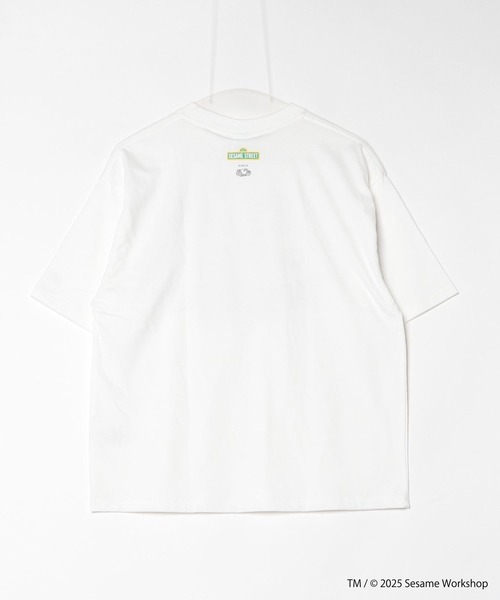 FRUIT OF THE LOOM(フルーツオブザルーム)の「【FRUIT OF THE LOOM/フルーツオブザルーム】ESAME STREET× FRUIT OF THE LOOM Illust T-Shirt C(Tシャツ/カットソー・メンズ・ホワイト・S/M/L)」の2枚目の写真