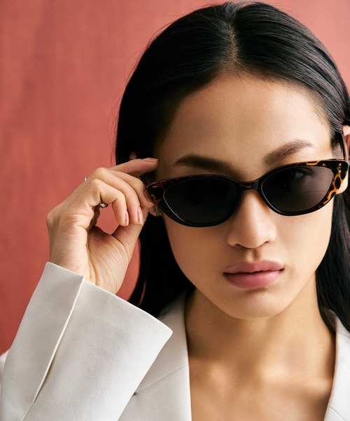 NUEF （ヌエフ）の「ユニセックス対応/NUEF/cent un101/キャッツアイサングラス（サングラス・レディース・ブラック/ブラウン/グリーン・FREE）」の17枚目の写真