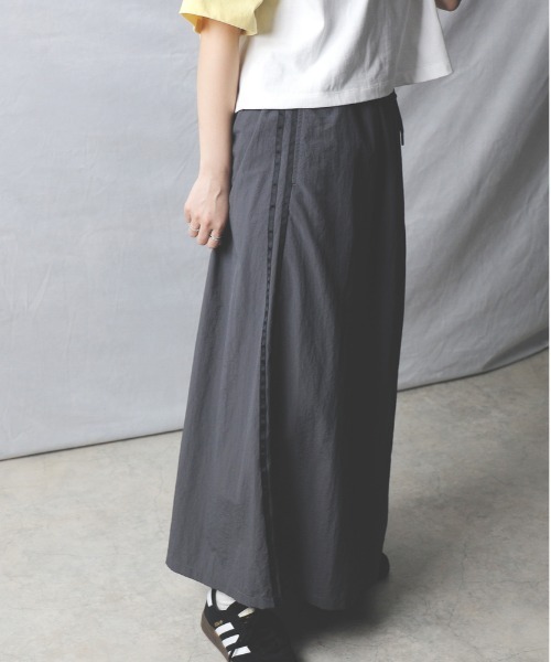 Right-on（ライトオン）の「【HONEYSUCKLE ROSE】ナイロンラインスカート（スカート・レディース・ネイビー/ダークグレー・M/L）」の2枚目の写真