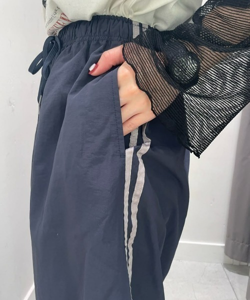 Right-on（ライトオン）の「【HONEYSUCKLE ROSE】ナイロンラインスカート（スカート・レディース・ネイビー/ダークグレー・M/L）」の13枚目の写真