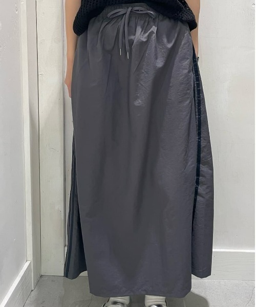 Right-on（ライトオン）の「【HONEYSUCKLE ROSE】ナイロンラインスカート（スカート・レディース・ネイビー/ダークグレー・M/L）」の18枚目の写真