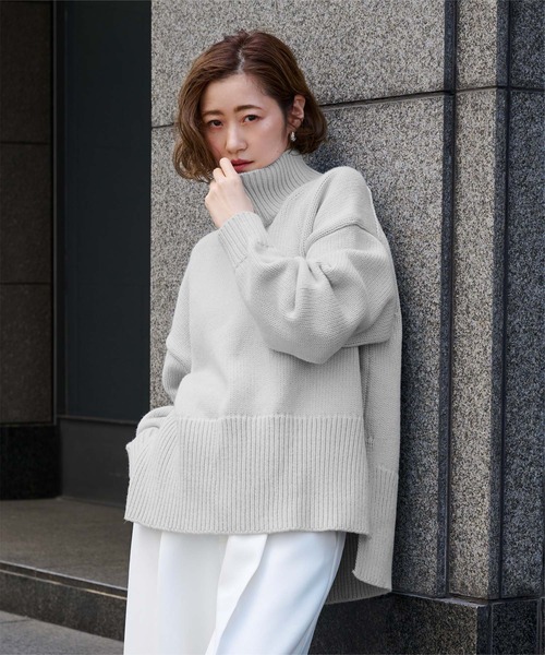 UR'S(ユアーズ)の「ハイネックサイドスリットオーバーサイズニット(ニット/セーター・レディース・アイボリー/ブラック/ライトグレー/ダークブラウン/グレー系その他/レッド・S/L/M)」の1枚目の写真