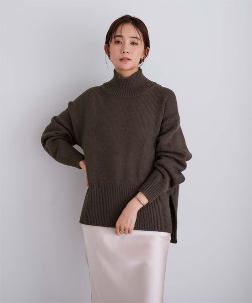 UR'S(ユアーズ)の「ハイネックサイドスリットオーバーサイズニット(ニット/セーター・レディース・アイボリー/ブラック/ライトグレー/ダークブラウン/グレー系その他/レッド・S/L/M)」の17枚目の写真