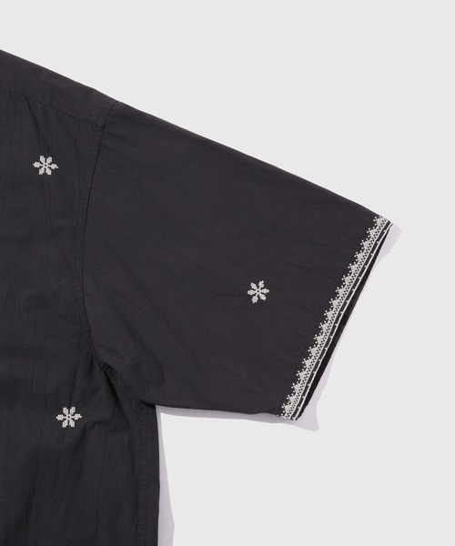 ADAM ET ROPE'（アダムエロペ）の「クロスステッチ ボックスシルエット オープンカラーシャツ（シャツ/ブラウス・メンズ・ホワイト/ブラック・M/L）」の13枚目の写真