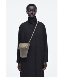 COS（コス）の「ミニバケットバッグ - メッシュ（ショルダーバッグ）」