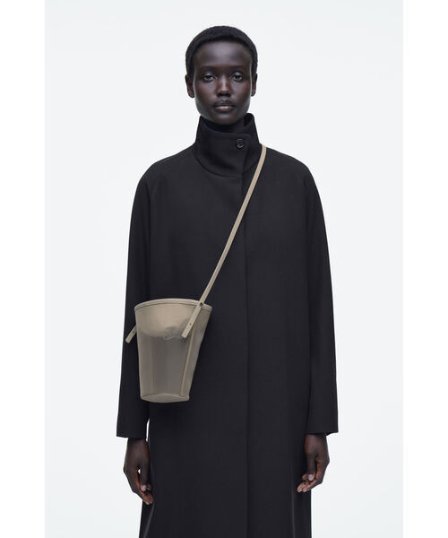 COS（コス）の「ミニバケットバッグ - メッシュ（ショルダーバッグ・レディース・ベージュ/ブラック・ONE SIZE）」の2枚目の写真