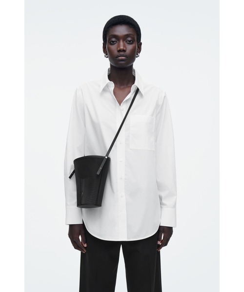 COS（コス）の「ミニバケットバッグ - メッシュ（ショルダーバッグ・レディース・ベージュ/ブラック・ONE SIZE）」の3枚目の写真