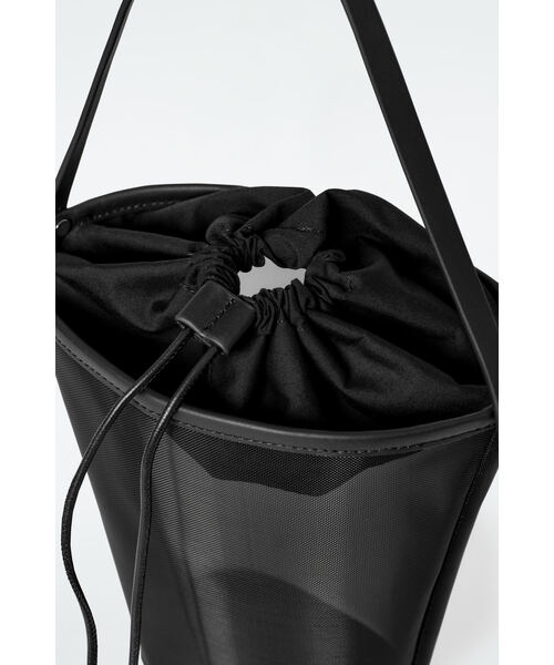COS（コス）の「ミニバケットバッグ - メッシュ（ショルダーバッグ・レディース・ベージュ/ブラック・ONE SIZE）」の5枚目の写真