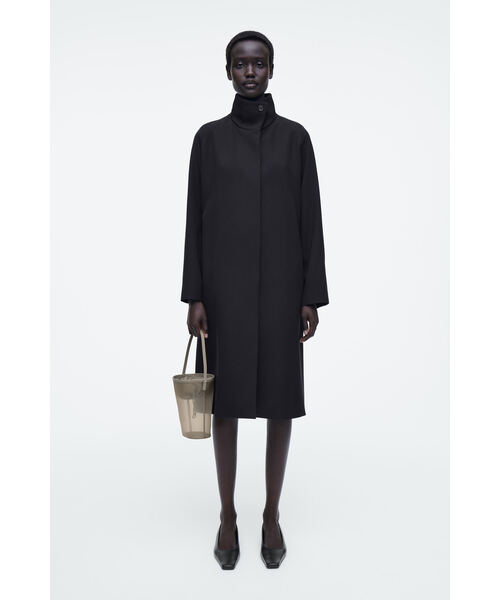 COS（コス）の「ミニバケットバッグ - メッシュ（ショルダーバッグ・レディース・ベージュ/ブラック・ONE SIZE）」の6枚目の写真