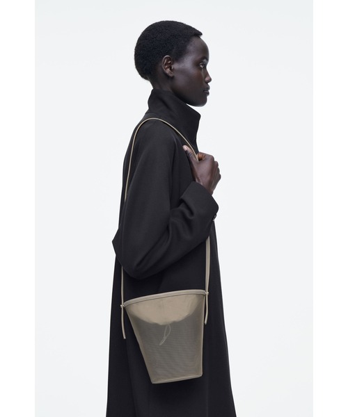 COS（コス）の「ミニバケットバッグ - メッシュ（ショルダーバッグ・レディース・ベージュ/ブラック・ONE SIZE）」の7枚目の写真