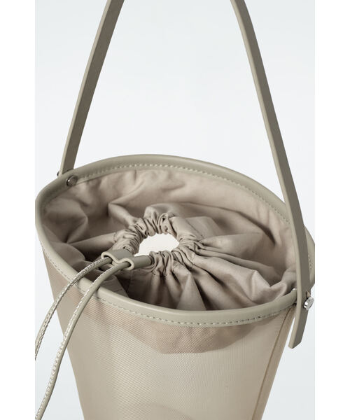COS（コス）の「ミニバケットバッグ - メッシュ（ショルダーバッグ・レディース・ベージュ/ブラック・ONE SIZE）」の9枚目の写真