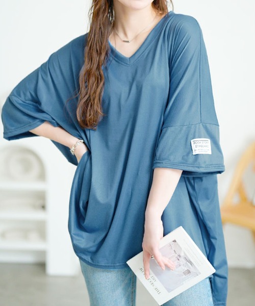 GOLDJAPAN(ゴールドジャパン)の「袖ワッペンVネックオーバーサイズTシャツ【大きいサイズ対応】(Tシャツ/カットソー・レディース・ブルー/ブラック/パープル・FREE)」の3枚目の写真