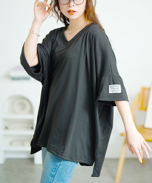 GOLDJAPAN(ゴールドジャパン)の「袖ワッペンVネックオーバーサイズTシャツ【大きいサイズ対応】(Tシャツ/カットソー・レディース・ブルー/ブラック/パープル・FREE)」の2枚目の写真