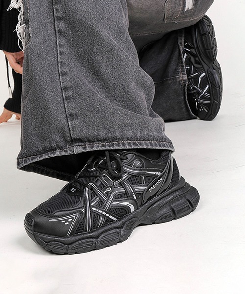 shoes365(シューズスリーシックスファイヴ)の「厚底ランニングスニーカー(スニーカー・メンズ・シルバー/ブラック・25.5cm/26.5cm/25.0cm/26.0cm/27.0cm/24.5cm)」の2枚目の写真