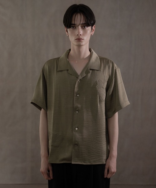 LUCY(ルーシー)の「LUCY/サテン刺繍シャツ(シャツ/ブラウス・メンズ・ダークグレー/カーキ・LARGE/MEDIUM)」の1枚目の写真