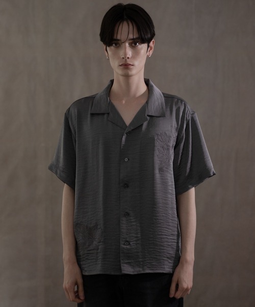 LUCY(ルーシー)の「LUCY/サテン刺繍シャツ(シャツ/ブラウス・メンズ・ダークグレー/カーキ・LARGE/MEDIUM)」の2枚目の写真