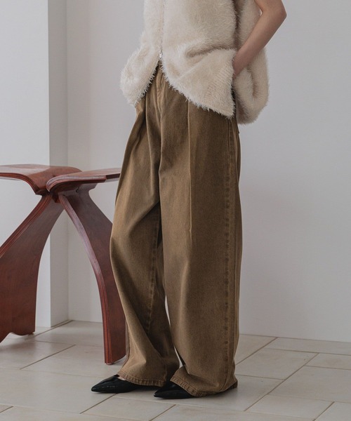 LOWRYS FARM(ローリーズファーム)の「タックワイドデニム 532506(デニムパンツ・レディース・パープル/ブラック/ブラウン/レオパード/ブルー・SMALL/MEDIUM/LARGE)」の3枚目の写真