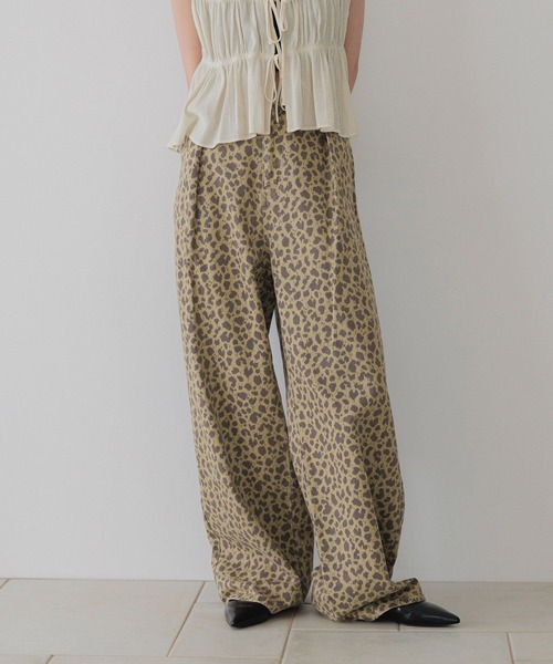 LOWRYS FARM(ローリーズファーム)の「タックワイドデニム 532506(デニムパンツ・レディース・パープル/ブラック/ブラウン/レオパード/ブルー・SMALL/MEDIUM/LARGE)」の5枚目の写真