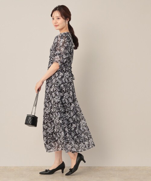 couture brooch（クチュールブローチ）の「【一枚で着映える・通勤】Vネックフラワーワンピース（ワンピース・レディース・ダークブラウン系/ブラック系・38/40/42/36）」の4枚目の写真