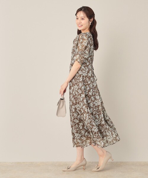 couture brooch（クチュールブローチ）の「【一枚で着映える・通勤】Vネックフラワーワンピース（ワンピース・レディース・ダークブラウン系/ブラック系・38/40/42/36）」の19枚目の写真