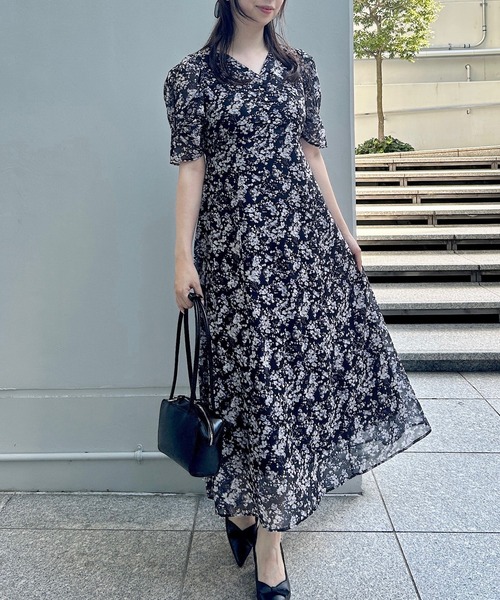 couture brooch（クチュールブローチ）の「【一枚で着映える・通勤】Vネックフラワーワンピース（ワンピース・レディース・ダークブラウン系/ブラック系・38/40/42/36）」の2枚目の写真