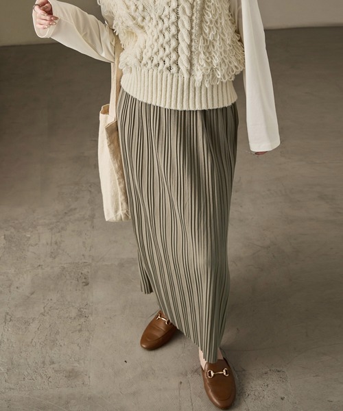 Fashion Letter(ファッションレター)の「カットプリーツロングスカート(スカート・レディース・カーキ/グレイッシュベージュ/ブラウン/キャメル/チャコール/ブラック・M/L)」の8枚目の写真