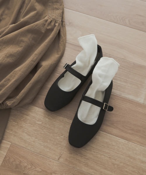 URBAN RESEARCH DOORS(アーバンリサーチドアーズ)の「サテンメリージェーン(パンプス・レディース・ネイビー/ブラック・37/38/36)」の2枚目の写真