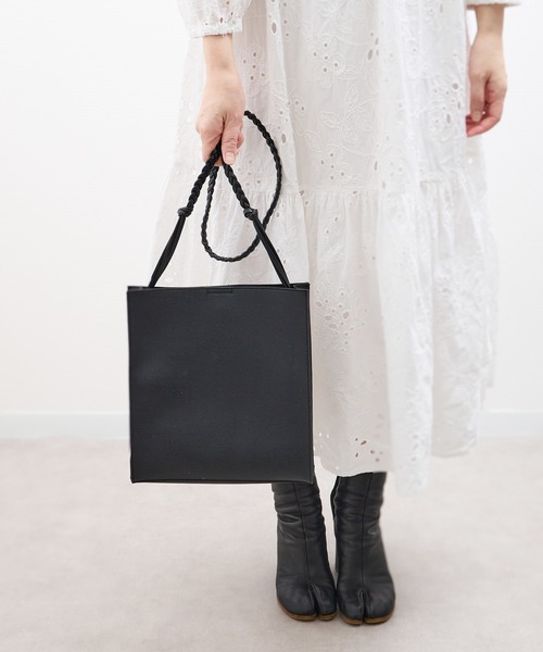 favori(ファヴォリ)の「EM:ダリヤショルダーバッグ(ショルダーバッグ・レディース・ブラック・FREE)」の1枚目の写真