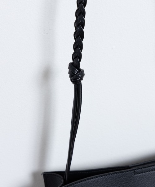 favori(ファヴォリ)の「EM:ダリヤショルダーバッグ(ショルダーバッグ・レディース・ブラック・FREE)」の3枚目の写真