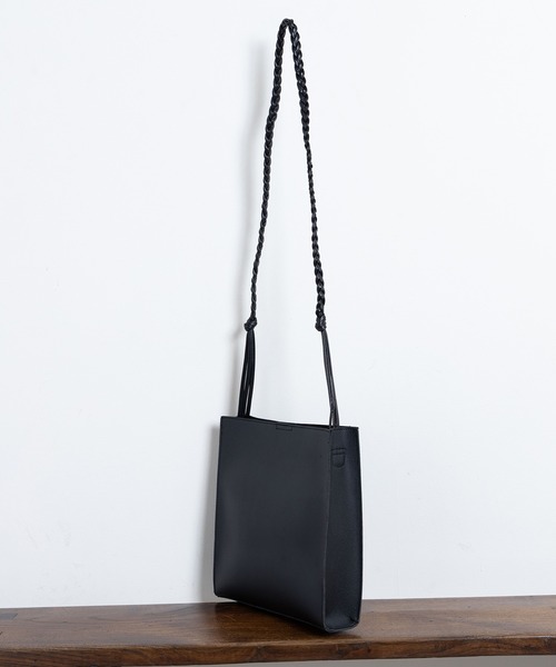 favori(ファヴォリ)の「EM:ダリヤショルダーバッグ(ショルダーバッグ・レディース・ブラック・FREE)」の4枚目の写真