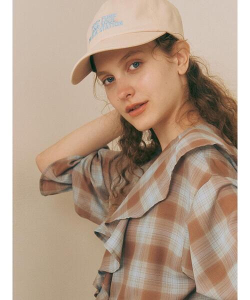 Te chichi TERRASSE(テチチテラス)の「刺繍入りキャップ《2025autumn catalog item》(ハット・レディース・ボルドー/オフホワイト/ネイビー・F)」の1枚目の写真