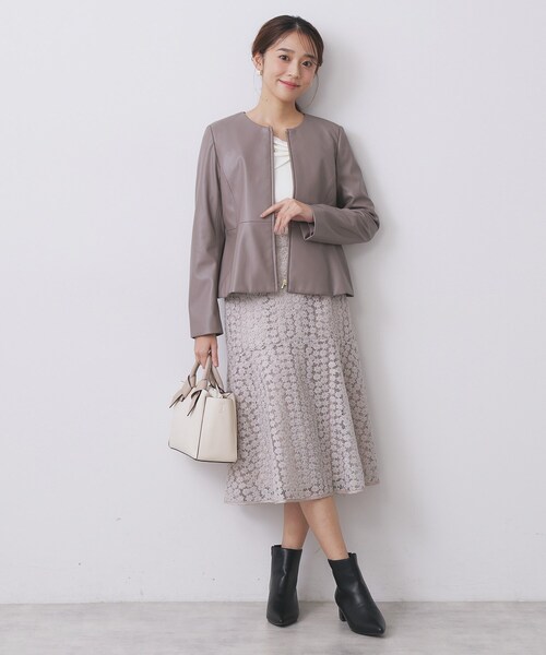 新品タグ付✨️ランバンオンブルー ノーカラーペプラムジャケット ビジュー ベージュ セール】レザー調ストレッチペプラムジャケット【洗える】（ノーカラー