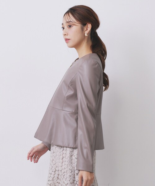 新品タグ付✨️ランバンオンブルー ノーカラーペプラムジャケット ビジュー ベージュ セール】レザー調ストレッチペプラムジャケット【洗える】（ノーカラー