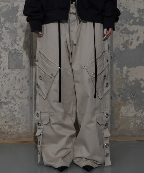 FANCY CLUB(ファンシークラブ)の「A'GEM/9 × .kom 『FANCY CLUB/ファンシークラブ』 DETACHABLE CARGO STRAP PANTS/カーゴ ストラップ パンツ(カーゴパンツ・レディース・ブラック/ベージュ・M)」の2枚目の写真