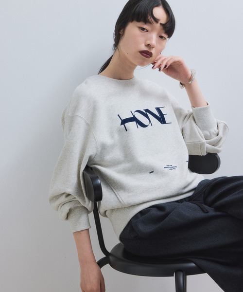 ADAM ET ROPE'(アダムエロペ)の「【WEB限定】フロッキーロゴスウェット(スウェット・レディース・オフホワイト/キャメル/ネイビー・FREE)」の15枚目の写真