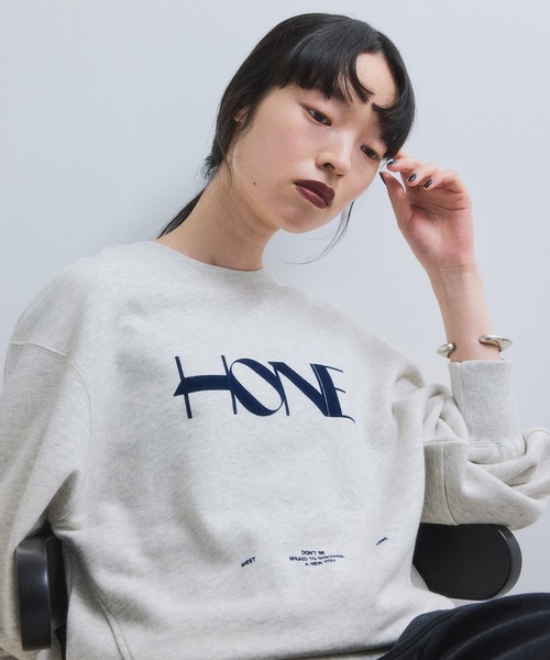 ADAM ET ROPE'(アダムエロペ)の「【WEB限定】フロッキーロゴスウェット(スウェット・レディース・オフホワイト/キャメル/ネイビー・FREE)」の16枚目の写真