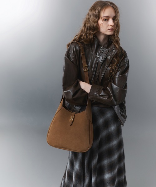 CHARLES & KEITH(チャールズ & キース)の「Adalyn アダリン ホーボーバッグ(ショルダーバッグ・レディース・モカ/レディッシュグレー・L)」の2枚目の写真