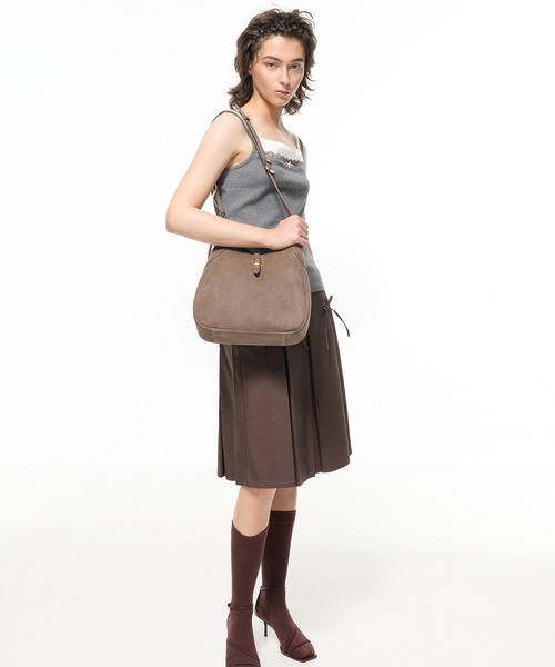 バッグ 〈新品〉CHARLES & KEITH Adalynスエードバッグ ブラウン