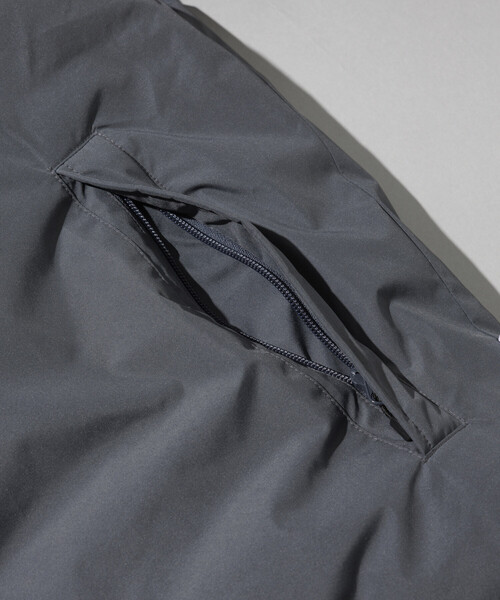 +phenix（プラスフェニックス）の「+phenix/プラスフェニックス 別注 GORE-TEX WINDSTOPPER SNAP DOWN JACKET/ゴアテックス ウインドストッパー スナップ ダウンジャケット（ダウンジャケット/コート・メンズ・ベージュ系その他/ブラック/チャコールグレー・SMALL/MEDIUM/LARGE）」の10枚目の写真