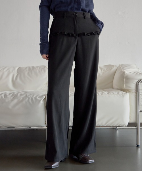 UNE MANSION（ユヌマンション）の「【UNE ORIGINAL】【低身長 / 高身長用 サイズ＆丈が選べるスラックス 】】【 2color ／ ３size／ 3lengths 】【 足長効果あり】ベーシックシルエットラブリーフリルスラックスパンツ（その他パンツ・レディース・ダークグレー/ブラック・S-Short/S-Regular/M-Short/M-Regular/L-Short/L-Regular）」の2枚目の写真