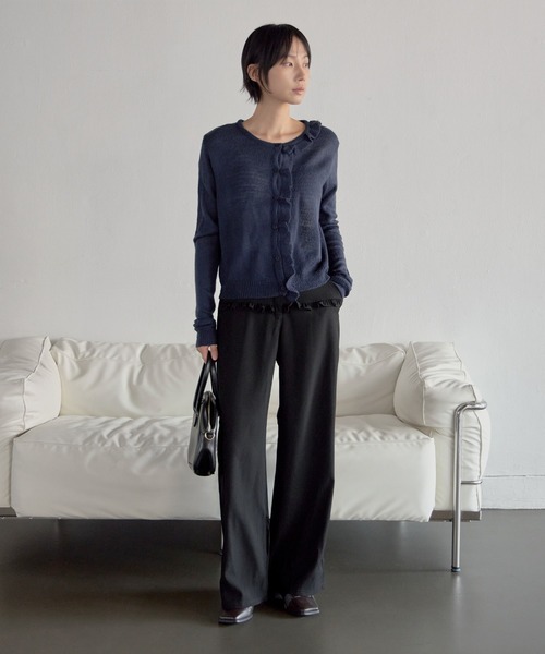 UNE MANSION（ユヌマンション）の「【UNE ORIGINAL】【低身長 / 高身長用 サイズ＆丈が選べるスラックス 】】【 2color ／ ３size／ 3lengths 】【 足長効果あり】ベーシックシルエットラブリーフリルスラックスパンツ（その他パンツ・レディース・ダークグレー/ブラック・S-Short/S-Regular/M-Short/M-Regular/L-Short/L-Regular）」の4枚目の写真